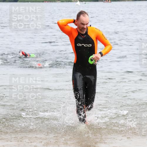 15.06.2025 - 27. Vierlanden-Triathlon Lena Gebhardt http://msf.ph/oto/8024333 15.06.2025 10:55:14 Schwimmen 661, 725 meine-sportfotos.de