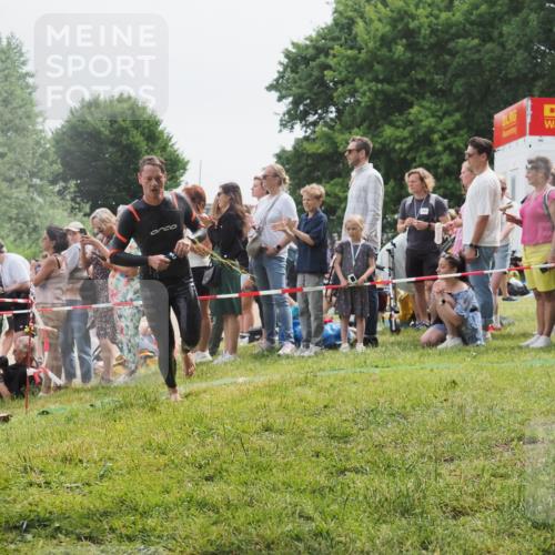 15.06.2025 - 27. Vierlanden-Triathlon KatJ http://msf.ph/oto/8024339 15.06.2025 10:57:40 Schwimmen 707, 722 meine-sportfotos.de