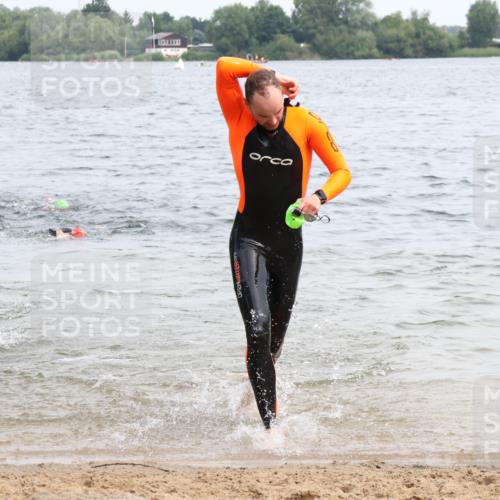 15.06.2025 - 27. Vierlanden-Triathlon Lena Gebhardt http://msf.ph/oto/8024340 15.06.2025 10:55:15 Schwimmen 661, 725, 740 meine-sportfotos.de