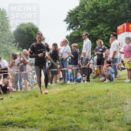 15.06.2025 - 27. Vierlanden-Triathlon KatJ http://msf.ph/oto/8024342 15.06.2025 10:57:40 Schwimmen 707, 722 meine-sportfotos.de