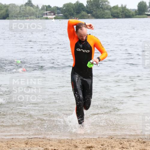 15.06.2025 - 27. Vierlanden-Triathlon Lena Gebhardt http://msf.ph/oto/8024347 15.06.2025 10:55:15 Schwimmen 661, 725, 740 meine-sportfotos.de