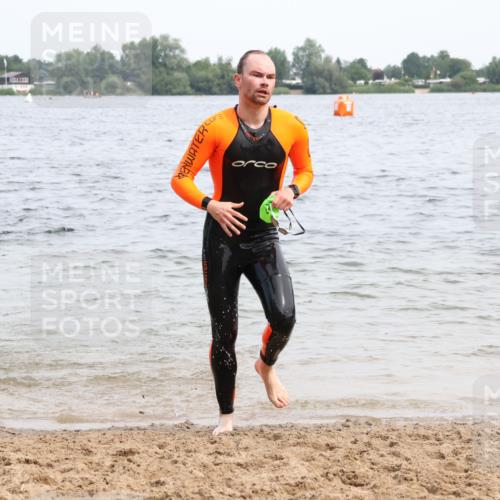 15.06.2025 - 27. Vierlanden-Triathlon Lena Gebhardt http://msf.ph/oto/8024350 15.06.2025 10:55:15 Schwimmen 661, 725, 740 meine-sportfotos.de