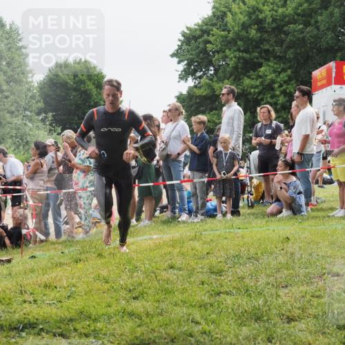 15.06.2025 - 27. Vierlanden-Triathlon KatJ http://msf.ph/oto/8024351 15.06.2025 10:57:41 Schwimmen 707, 722 meine-sportfotos.de