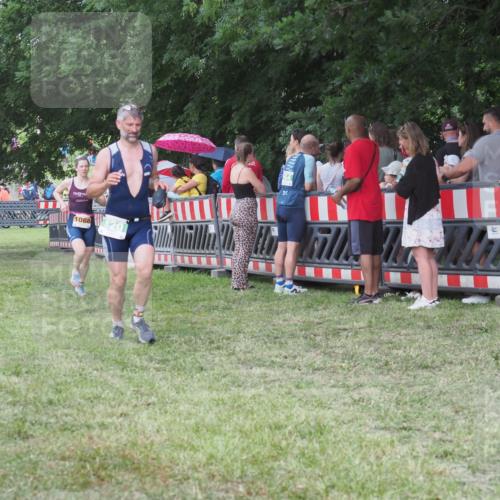 21.06.2025 - 27. Vierlanden-Triathlon KatJ http://msf.ph/oto/8024356 15.06.2025 13:26:38 Ziel 820, 1068 meine-sportfotos.de