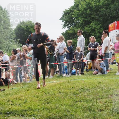 15.06.2025 - 27. Vierlanden-Triathlon KatJ http://msf.ph/oto/8024361 15.06.2025 10:57:41 Schwimmen 707, 722 meine-sportfotos.de