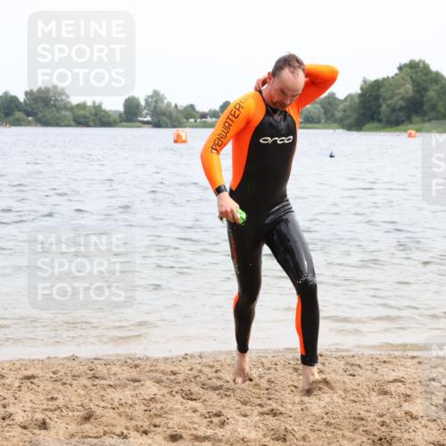 15.06.2025 - 27. Vierlanden-Triathlon Lena Gebhardt http://msf.ph/oto/8024366 15.06.2025 10:55:16 Schwimmen 661, 725, 740 meine-sportfotos.de