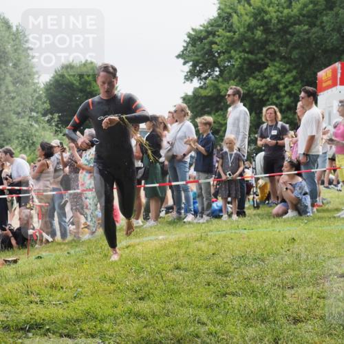 15.06.2025 - 27. Vierlanden-Triathlon KatJ http://msf.ph/oto/8024367 15.06.2025 10:57:41 Schwimmen 707, 722 meine-sportfotos.de