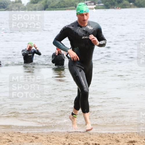 15.06.2025 - 27. Vierlanden-Triathlon Lena Gebhardt http://msf.ph/oto/8024372 15.06.2025 10:55:17 Schwimmen 661, 725, 740 meine-sportfotos.de