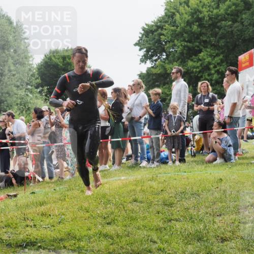 15.06.2025 - 27. Vierlanden-Triathlon KatJ http://msf.ph/oto/8024377 15.06.2025 10:57:41 Schwimmen 707, 722 meine-sportfotos.de