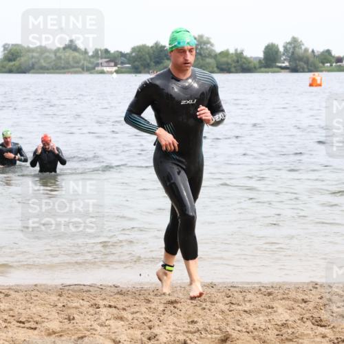 15.06.2025 - 27. Vierlanden-Triathlon Lena Gebhardt http://msf.ph/oto/8024380 15.06.2025 10:55:18 Schwimmen 661, 725, 740 meine-sportfotos.de