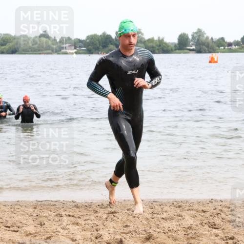 15.06.2025 - 27. Vierlanden-Triathlon Lena Gebhardt http://msf.ph/oto/8024383 15.06.2025 10:55:18 Schwimmen 661, 725, 740 meine-sportfotos.de