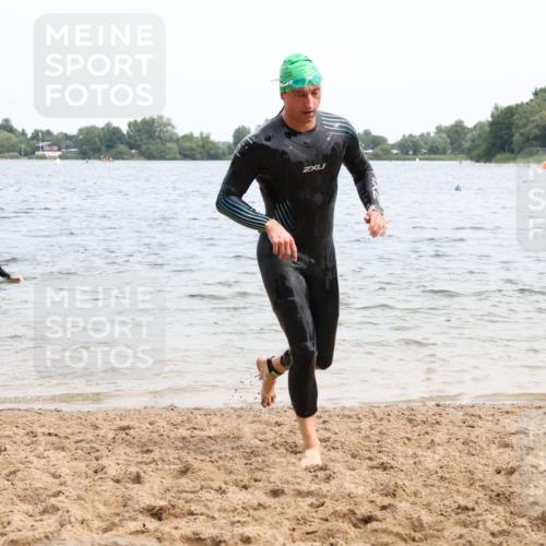 15.06.2025 - 27. Vierlanden-Triathlon Lena Gebhardt http://msf.ph/oto/8024390 15.06.2025 10:55:19 Schwimmen 661, 725, 740 meine-sportfotos.de