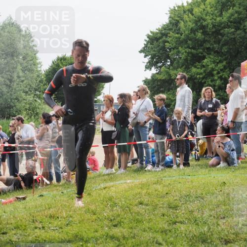 15.06.2025 - 27. Vierlanden-Triathlon KatJ http://msf.ph/oto/8024391 15.06.2025 10:57:41 Schwimmen 707, 722 meine-sportfotos.de