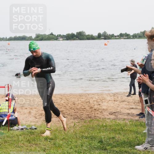21.06.2025 - 27. Vierlanden-Triathlon MichiJ http://msf.ph/oto/8024392 15.06.2026 10:55:21 Schwimmen 661, 725, 740 meine-sportfotos.de