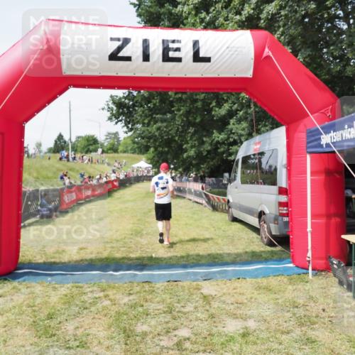 21.06.2025 - 27. Vierlanden-Triathlon MichiJ http://msf.ph/oto/8024398 15.06.2026 11:51:10 Ziel 371, 387 meine-sportfotos.de