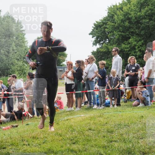 15.06.2025 - 27. Vierlanden-Triathlon KatJ http://msf.ph/oto/8024400 15.06.2025 10:57:41 Schwimmen 707, 722 meine-sportfotos.de