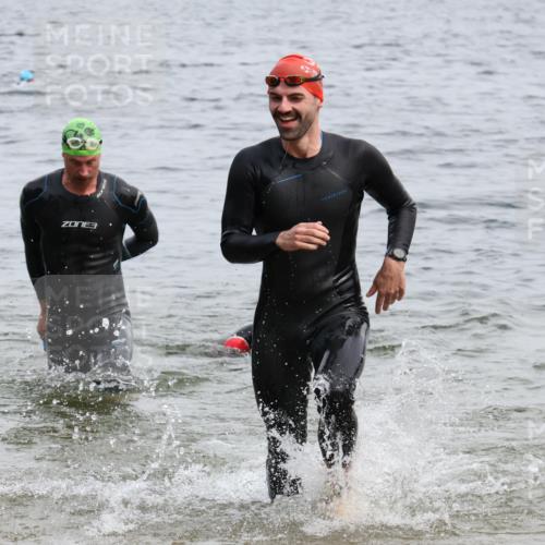 15.06.2025 - 27. Vierlanden-Triathlon Lena Gebhardt http://msf.ph/oto/8024405 15.06.2025 10:55:23 Schwimmen 639, 656, 661, 725, 740 meine-sportfotos.de