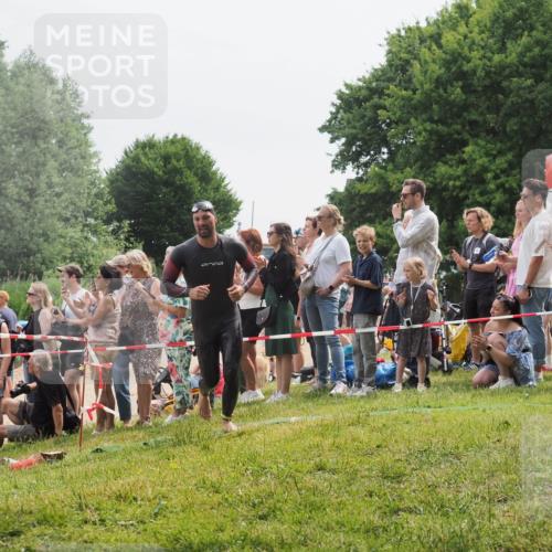 15.06.2025 - 27. Vierlanden-Triathlon KatJ http://msf.ph/oto/8024406 15.06.2025 10:57:50 Schwimmen 686, 707, 738, 774 meine-sportfotos.de