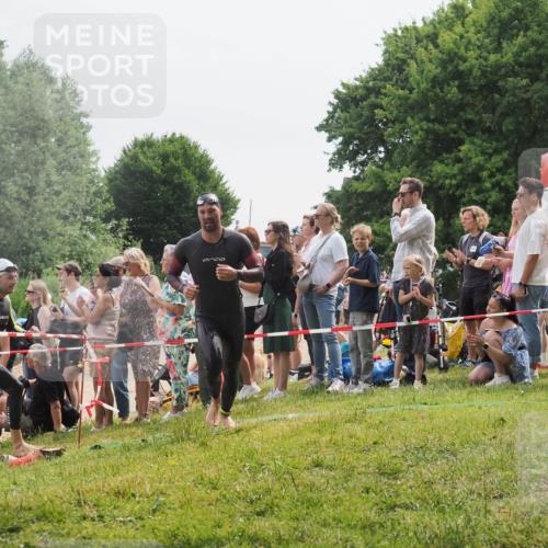 15.06.2025 - 27. Vierlanden-Triathlon KatJ http://msf.ph/oto/8024413 15.06.2025 10:57:51 Schwimmen 686, 738, 774 meine-sportfotos.de