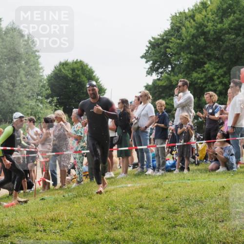 15.06.2025 - 27. Vierlanden-Triathlon KatJ http://msf.ph/oto/8024419 15.06.2025 10:57:51 Schwimmen 686, 738, 774 meine-sportfotos.de