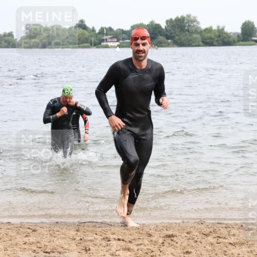 15.06.2025 - 27. Vierlanden-Triathlon Lena Gebhardt http://msf.ph/oto/8024423 15.06.2025 10:55:25 Schwimmen 639, 656, 661, 725, 740 meine-sportfotos.de