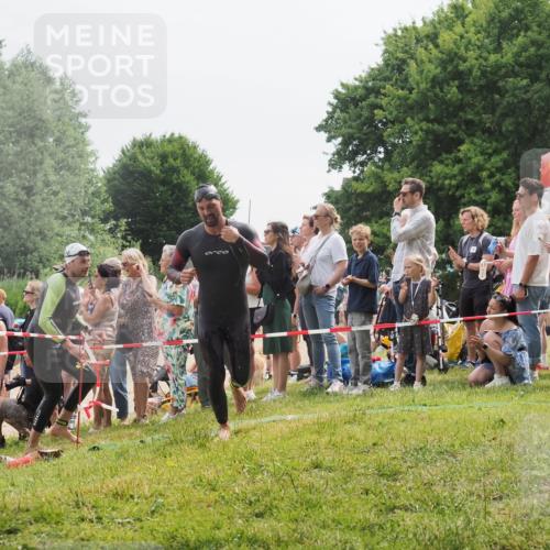 15.06.2025 - 27. Vierlanden-Triathlon KatJ http://msf.ph/oto/8024427 15.06.2025 10:57:51 Schwimmen 686, 738, 774 meine-sportfotos.de