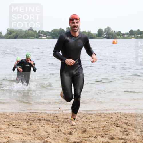 15.06.2025 - 27. Vierlanden-Triathlon Lena Gebhardt http://msf.ph/oto/8024431 15.06.2025 10:55:26 Schwimmen 639, 656, 661, 725, 736, 740 meine-sportfotos.de