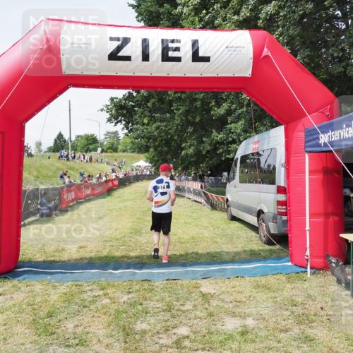 21.06.2025 - 27. Vierlanden-Triathlon MichiJ http://msf.ph/oto/8024433 15.06.2026 11:51:11 Ziel 371, 387 meine-sportfotos.de