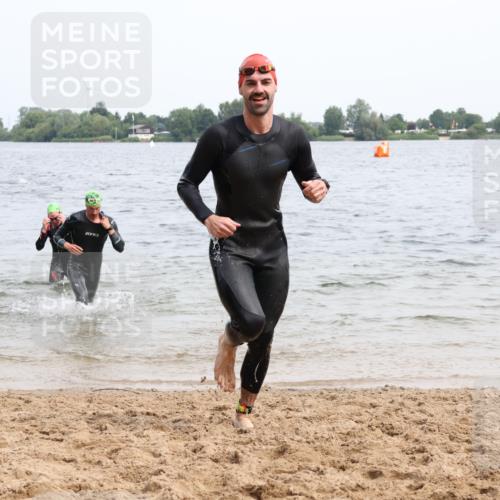 15.06.2025 - 27. Vierlanden-Triathlon Lena Gebhardt http://msf.ph/oto/8024434 15.06.2025 10:55:26 Schwimmen 639, 656, 661, 725, 736, 740 meine-sportfotos.de