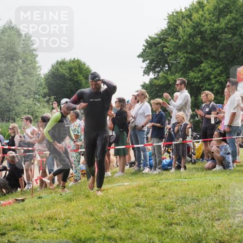 15.06.2025 - 27. Vierlanden-Triathlon KatJ http://msf.ph/oto/8024436 15.06.2025 10:57:51 Schwimmen 686, 738, 774 meine-sportfotos.de