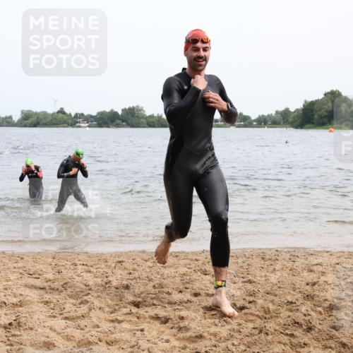 15.06.2025 - 27. Vierlanden-Triathlon Lena Gebhardt http://msf.ph/oto/8024438 15.06.2025 10:55:26 Schwimmen 639, 656, 661, 725, 736, 740 meine-sportfotos.de
