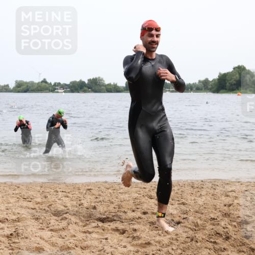 15.06.2025 - 27. Vierlanden-Triathlon Lena Gebhardt http://msf.ph/oto/8024441 15.06.2025 10:55:26 Schwimmen 639, 656, 661, 725, 736, 740 meine-sportfotos.de