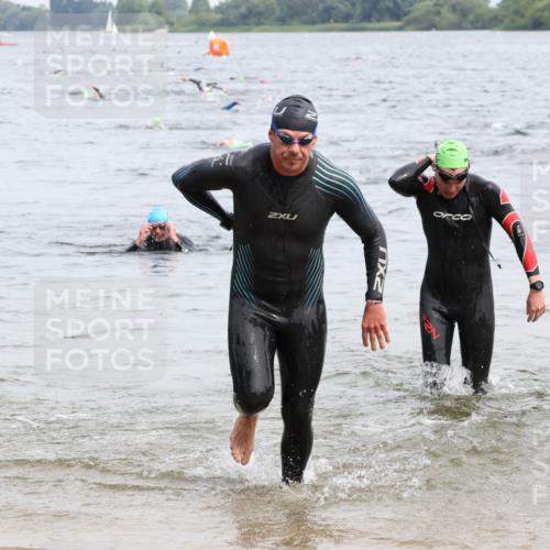 15.06.2025 - 27. Vierlanden-Triathlon Lena Gebhardt http://msf.ph/oto/8024446 15.06.2025 10:55:28 Schwimmen 639, 656, 661, 736, 740 meine-sportfotos.de
