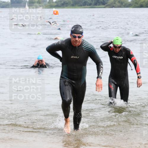 15.06.2025 - 27. Vierlanden-Triathlon Lena Gebhardt http://msf.ph/oto/8024454 15.06.2025 10:55:28 Schwimmen 639, 656, 661, 736, 740 meine-sportfotos.de