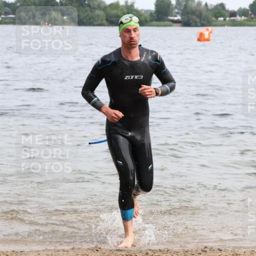 15.06.2025 - 27. Vierlanden-Triathlon Lena Gebhardt http://msf.ph/oto/8024459 15.06.2025 10:55:29 Schwimmen 639, 656, 661, 736, 740 meine-sportfotos.de