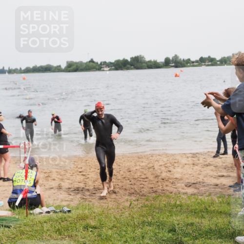 21.06.2025 - 27. Vierlanden-Triathlon MichiJ http://msf.ph/oto/8024462 15.06.2026 10:55:27 Schwimmen 639, 656, 661, 740 meine-sportfotos.de