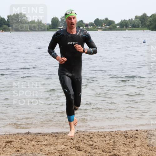 15.06.2025 - 27. Vierlanden-Triathlon Lena Gebhardt http://msf.ph/oto/8024476 15.06.2025 10:55:30 Schwimmen 639, 656, 736, 740 meine-sportfotos.de