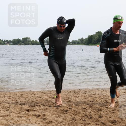 15.06.2025 - 27. Vierlanden-Triathlon Lena Gebhardt http://msf.ph/oto/8024489 15.06.2025 10:55:31 Schwimmen 639, 656, 712, 736, 740 meine-sportfotos.de