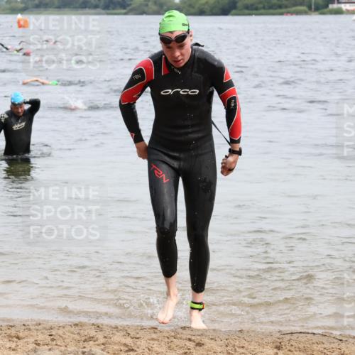 15.06.2025 - 27. Vierlanden-Triathlon Lena Gebhardt http://msf.ph/oto/8024498 15.06.2025 10:55:32 Schwimmen 639, 656, 712, 736, 740 meine-sportfotos.de