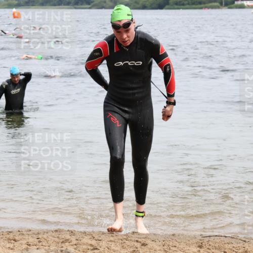 15.06.2025 - 27. Vierlanden-Triathlon Lena Gebhardt http://msf.ph/oto/8024501 15.06.2025 10:55:32 Schwimmen 639, 656, 712, 736, 740 meine-sportfotos.de