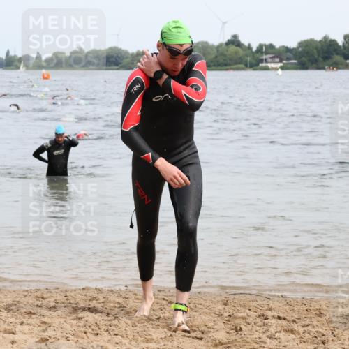 15.06.2025 - 27. Vierlanden-Triathlon Lena Gebhardt http://msf.ph/oto/8024512 15.06.2025 10:55:34 Schwimmen 639, 656, 712, 736, 740 meine-sportfotos.de