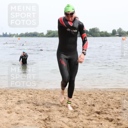 15.06.2025 - 27. Vierlanden-Triathlon Lena Gebhardt http://msf.ph/oto/8024516 15.06.2025 10:55:35 Schwimmen 639, 656, 712, 736, 740 meine-sportfotos.de