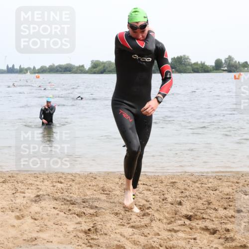 15.06.2025 - 27. Vierlanden-Triathlon Lena Gebhardt http://msf.ph/oto/8024522 15.06.2025 10:55:35 Schwimmen 639, 656, 712, 736, 740 meine-sportfotos.de