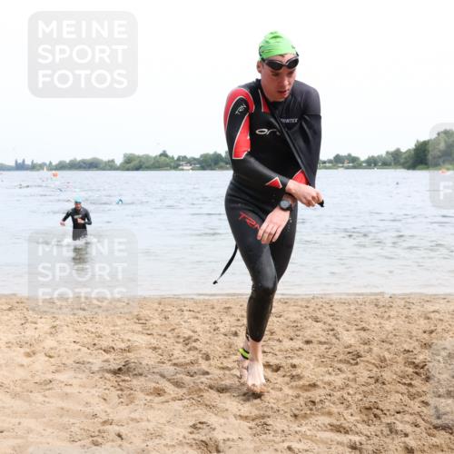 15.06.2025 - 27. Vierlanden-Triathlon Lena Gebhardt http://msf.ph/oto/8024527 15.06.2025 10:55:36 Schwimmen 639, 656, 712, 736 meine-sportfotos.de