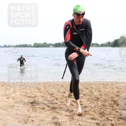 15.06.2025 - 27. Vierlanden-Triathlon Lena Gebhardt http://msf.ph/oto/8024534 15.06.2025 10:55:36 Schwimmen 639, 656, 712, 736 meine-sportfotos.de