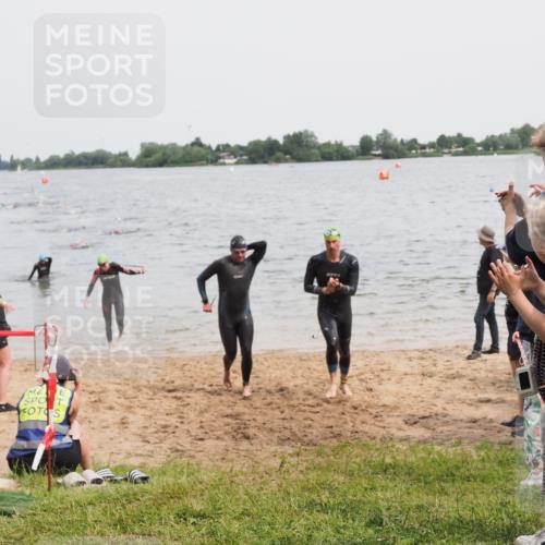 21.06.2025 - 27. Vierlanden-Triathlon MichiJ http://msf.ph/oto/8024535 15.06.2026 10:55:31 Schwimmen 639, 656, 736, 740 meine-sportfotos.de