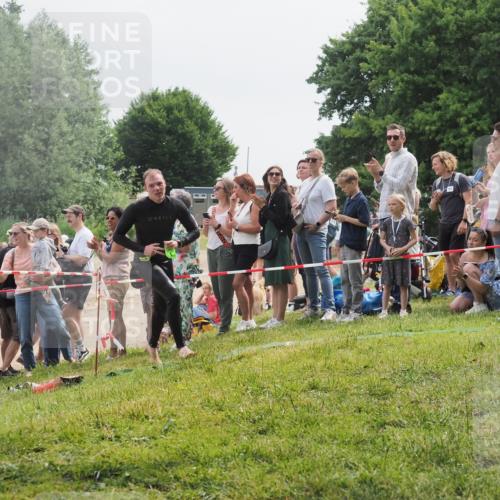 15.06.2025 - 27. Vierlanden-Triathlon KatJ http://msf.ph/oto/8024540 15.06.2025 10:57:56 Schwimmen 647, 686, 705, 738, 774 meine-sportfotos.de