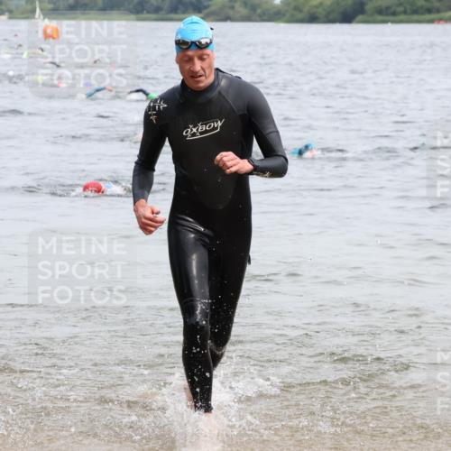 15.06.2025 - 27. Vierlanden-Triathlon Lena Gebhardt http://msf.ph/oto/8024545 15.06.2025 10:55:40 Schwimmen 639, 656, 712, 736 meine-sportfotos.de