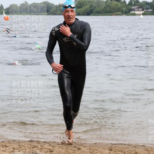 15.06.2025 - 27. Vierlanden-Triathlon Lena Gebhardt http://msf.ph/oto/8024553 15.06.2025 10:55:40 Schwimmen 639, 656, 712, 736 meine-sportfotos.de