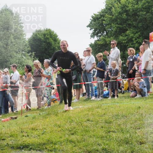 15.06.2025 - 27. Vierlanden-Triathlon KatJ http://msf.ph/oto/8024555 15.06.2025 10:57:57 Schwimmen 647, 686, 705, 738, 774 meine-sportfotos.de